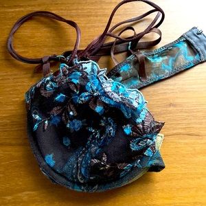 Embroidered padded underwire bra